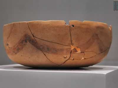 Il secondo � rappresentato da una ciotola in terracotta, dipinta con un motivo a festoni di colore rossastro. Anche questo reperto, risalente agli ultimi secoli del VI millennio a.C.